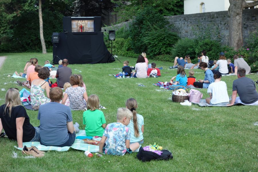 So sieht Picknickdecken-Puppentheater im Garten der Wewelsburg aus: Im Juni fanden dort bereits die Paderborner Puppenspiele statt (Foto: Kreismuseum Wewelsburg)